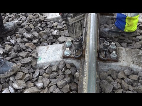 Opravujú železničnú trať