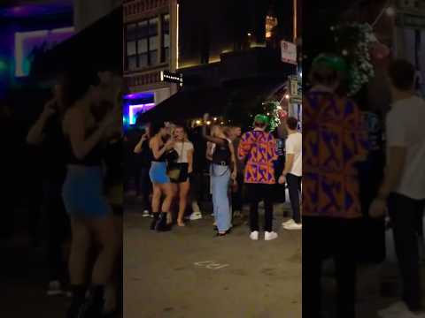 Is River North the best neighborhood to go out in Chicago? #walkingtour4k #nightlife4k #4kuhd