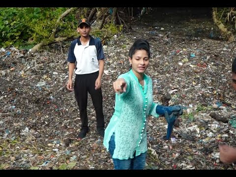 Tanishaa Mukerji and her mother Tanuja clean the beach on International Coastal Cleanup Day