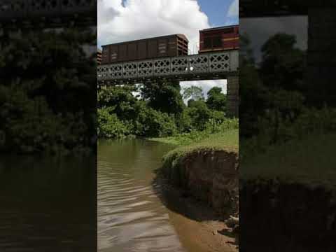 Trem da rffsa passando por ponte metálica sentido Sertaozinho PB,reprodução por IA.