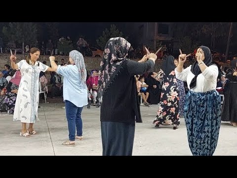 Kuyunun başında çifte güzeller.(Emirdağ yöresel oyunu)