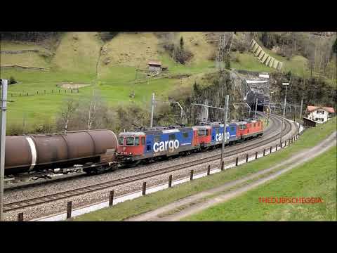 TRENI MERCI NEL CURVONE DI WASSEN (CH) SULLA LINEA DEL S.  GOTTARDO, GOTTHARD BAHN. 25 - 4 - 2015.