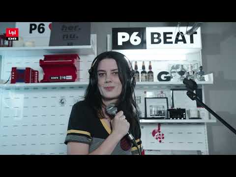 Wolf Alice - Leaning Against The Wall