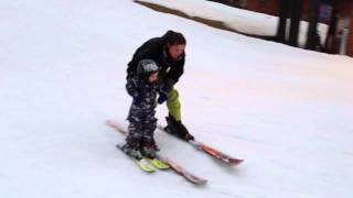 preview picture of video 'First time on skis - downhill from the kids area'