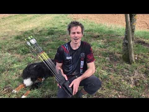 schwarzer kleiner seitenköcher