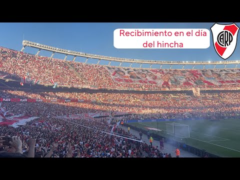 "RECIBIMIENTO DESDE LA POPULAR EN EL DÍA DEL HINCHA | RIVER vs riestra" Barra: Los Borrachos del Tablón &bull; Club: River Plate