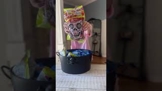 🎃 No Tricks, Just Treats: Halloween Basket for Delivery Drivers! 🚚🍬 #halloween #halloweenideas #diy