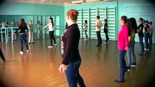 preview picture of video 'Урок танцев (вальс) 11-А класса (выпускники 2013) школы №2 в Щелкино'