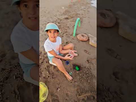 Denizde çukur açtı içine slaym doldurdu.#shorts