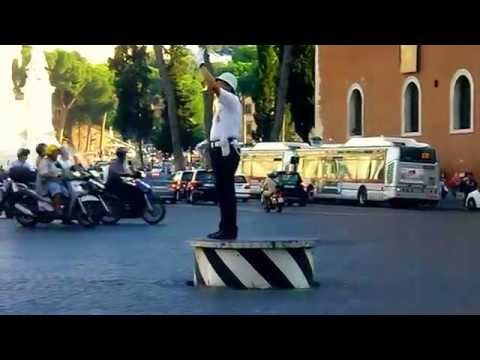 Policia de tránsito en Piazza Venezia, Roma.