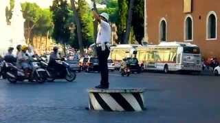 Policia de tránsito en Piazza Venezia, Roma.