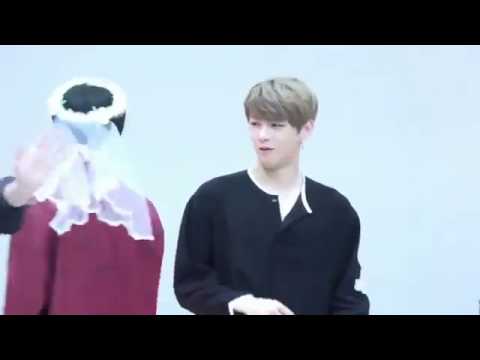 WANNA ONE fansign look at Daniel's reaction to Minhyun he likes judging him 😂😂