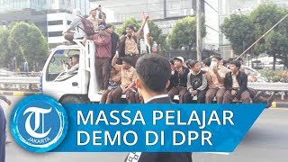 VIDEO: Pelajar Cegat Kendaraan di Tol Dalam Kota untuk Demo ke Gedung DPR