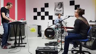 Abraham Sevilla- la lluvia nunca vuelve hacia arriba- Cover Pedro Guerra