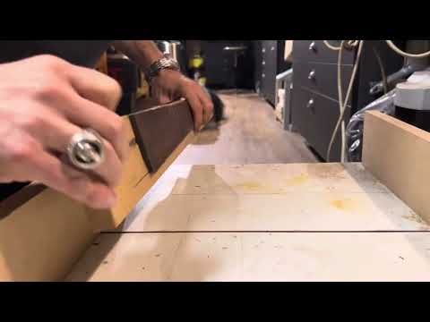 Fabrication de la 2ème basse de Calogero : les traits de scie de frettage sur le manche. (Slots)