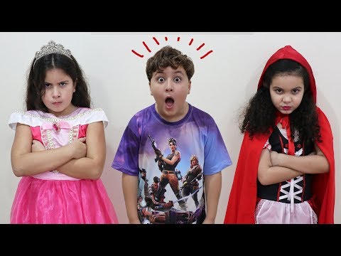 Maria Clara e sua amiga discutem quem é a melhor. JP decidi fazer um concurso de beleza pra elas.