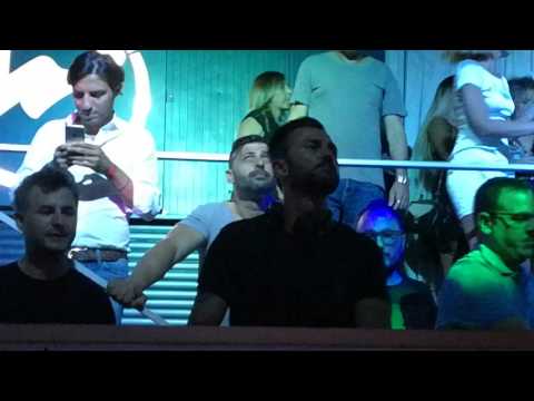 Tommy vee in console