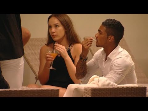 Heeft Lisa stiekem een oogje op verleider Karim?  - TEMPTATION ISLAND
