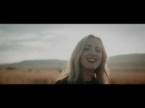 Janie Bay - Amper Daar [Official Video]