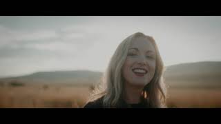 Janie Bay - Amper Daar [Official Video]