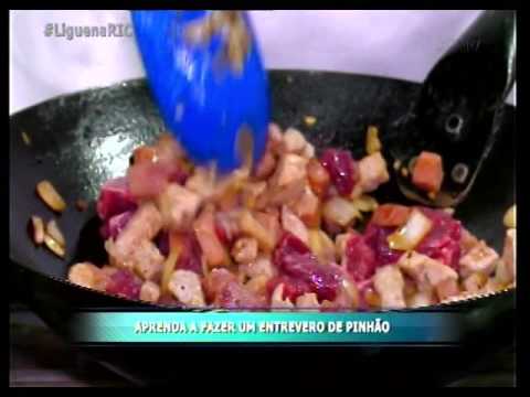 Professora da Univali ensina a fazer entrevero de pinhão