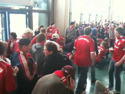 Schalke - Bayern 03.04.2010 - Bayernfans feiern in der Veltins-Arena