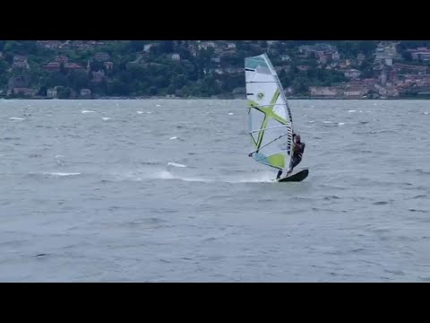 Verbania, con il windsurf sul Lago Maggiore nella pausa tra un temporale e l'altro
