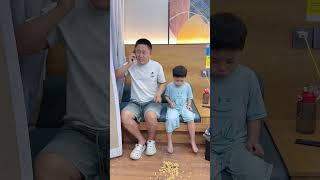 爸爸这是给谁打电话这么激动儿子才不惯着他#爸爸带娃 #家有萌宝
