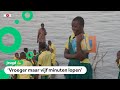 Belinda moet door veel regen met de boot naar school