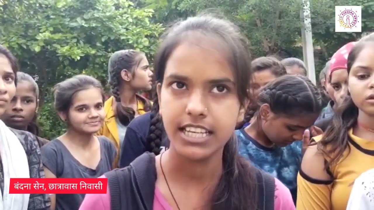 कलेक्टर साहब रास्ता दो का नारा लगाकर क्यों प्रदर्शन कर रही है छात्राएं, देखिए पूरी खबर