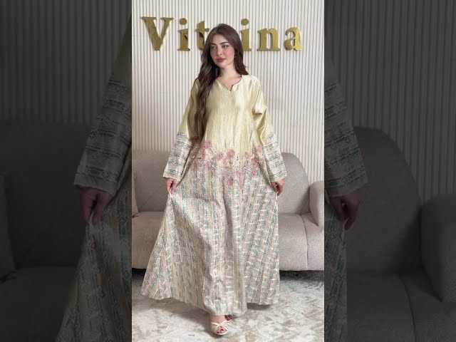 جلابية ذهبية مزينة بالفراشات