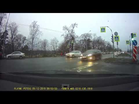 Девушка на ауди во время тест драйва снесла 11 машин