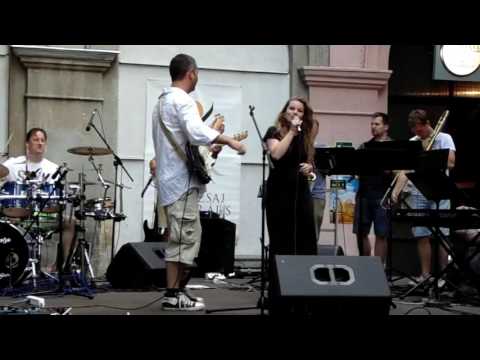 A budapesti BuSKAnjo együttes nagykanizsai koncertjéről részlet.