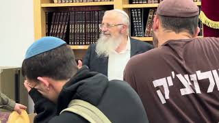 ‏לא הספקתי להתכונן לכיפור…? הרב שמואל אליהו עונה לחייל גולני (הרב שמואל אליהו) - התמונה מוצגת ישירות מתוך אתר האינטרנט יוטיוב. זכויות היוצרים בתמונה שייכות ליוצרה. קישור קרדיט למקור התוכן נמצא בתוך דף הסרטון