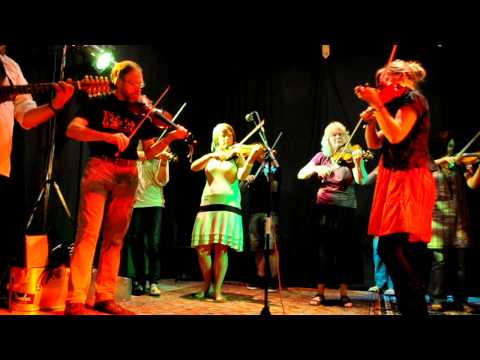 Viool gevorderden met Ditte Fromseier spelen bal - Stage voor Traditionele Volksmuziek, Gooik 2010