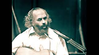 Shlomo Carlebach Boi Beshalom [1973] שלמה קרליבך בואי בשלום (הזמר והיוצר בנימין שטיינברג) - התמונה מוצגת ישירות מתוך אתר האינטרנט יוטיוב. זכויות היוצרים בתמונה שייכות ליוצרה. קישור קרדיט למקור התוכן נמצא בתוך דף הסרטון