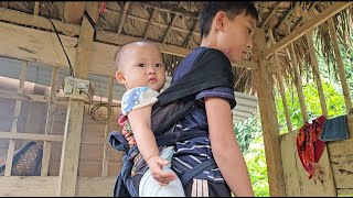 Go to the forest to look for banana flowers to use as vegetables.