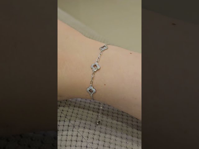 اسوارة وردات مفرغة مرصعة زركون مستوحى من فان كليف...