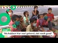Kinderen in India krijgen les naast een autoweg