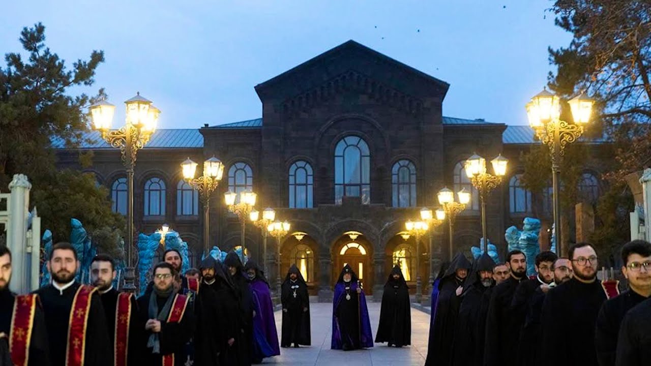 #Ուղիղ․ Ս. Ծննդյան ճրագալույցի պատարագ Ս. Էջմիածնի մայր տաճարում