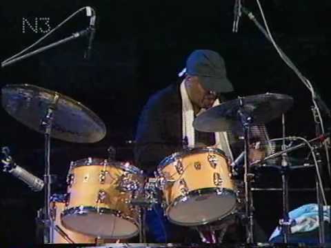 Jazzfest Berlin 1990 - (III) - Pat Metheny Trio - Dave Holland (b) - Roy Haynes (dr) deel 6.avi