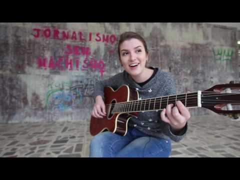 Manuela Tecchio, estudante da UFSC, canta a música "A Louca"