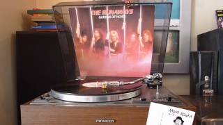 JOHNNY GUITAR. The Runaways. Queens of noise.