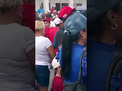 Junto al pueblo de Manzanillo, los Trabajadores de Conservas de Granma, este Primero de mayo.