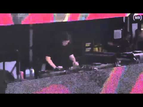 Tommy Trash playing Peo De Pitte & Jay Robinson   The Bagger @ Stereosonic Melbourne 2012