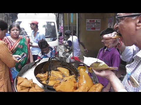 Big Size Garam Singara (Samosa) 7 Rs & Sandwich 8 Rs Per Piece | Bora Bazar Kolkata Street Food Video