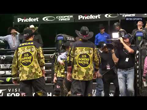 Kyler Oliver rides  The Maverick for 86.5 points (PBR)