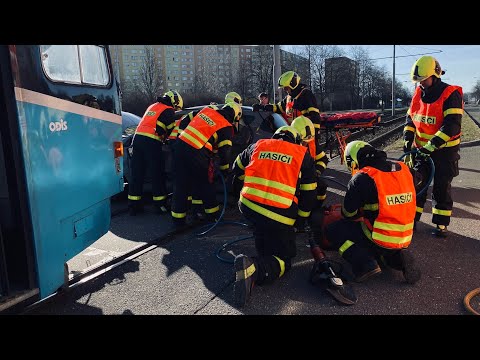 17.3.2023 Po střetu automobilu a tramvaje v Ostravě hasiči vyprošťovali zaklíněnou osobu | HZS MSK