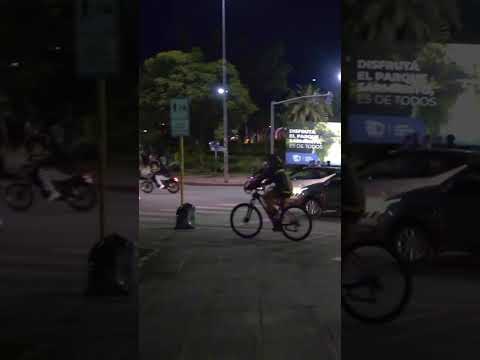 Plaza España de noche en Córdoba +50 #Cordoba  #CiclismoUrbano #EBike #NightRide #POV #Argentina 