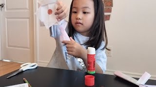 ふしぎでキレイな色のおりがみで、お花を２つ作ったよ🌷🌻